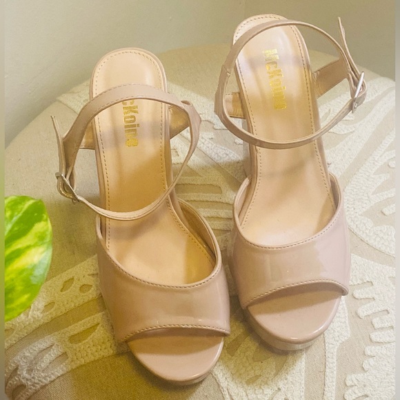 Woman Heels - Picture 3 of 4